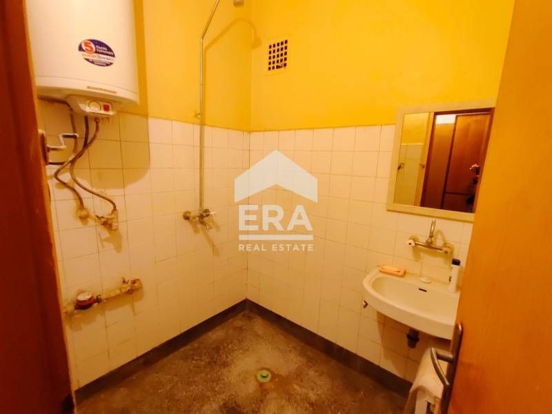 Тристаен тухлен апартамент за продажба, с отделна кухня, в жк Чайка, В