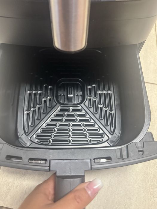 friteuza cu aer cald Gourmetmaxx FryUp XL cu design vertical și cameră dublă, având o capacitate totală de 12 litri.