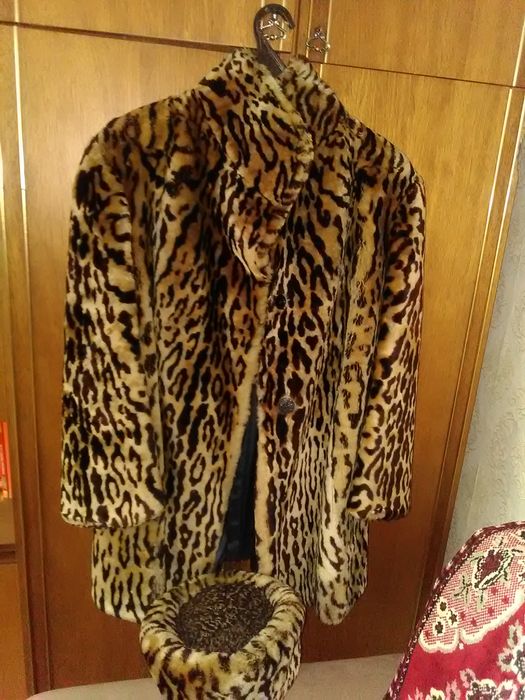 Продам женскую шубу с шапкой