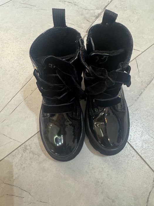 Продавам два чифта обувки HM