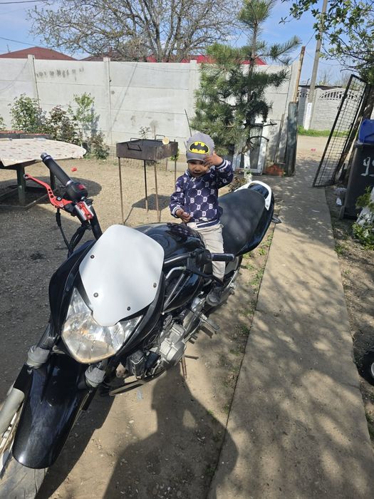 Vand motocicleta honda hornet 600cc