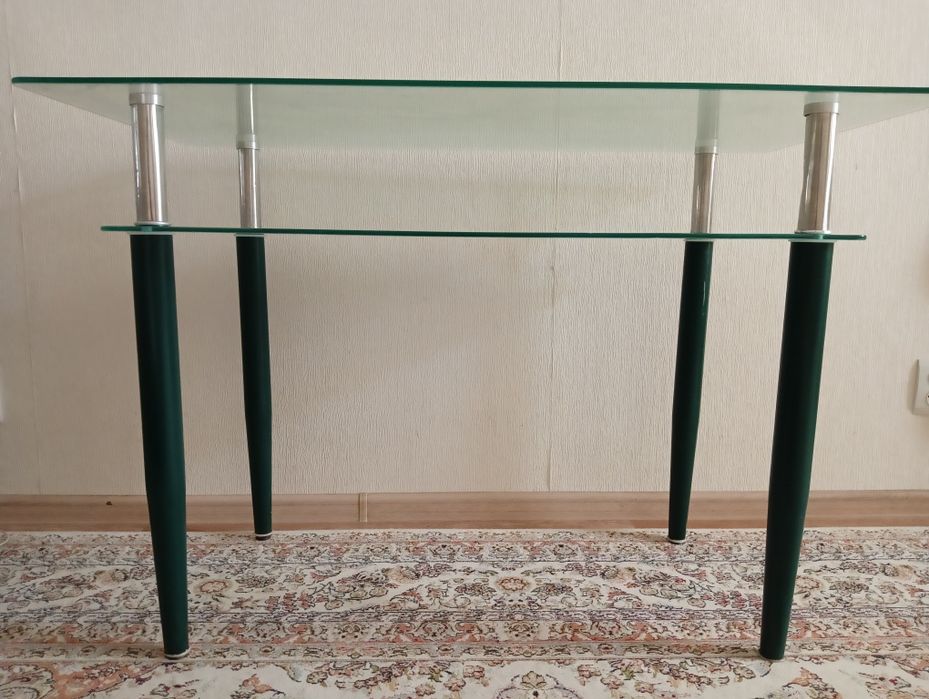 Стеклянный стол.