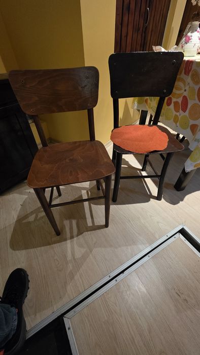 Стари столове и табуретки
