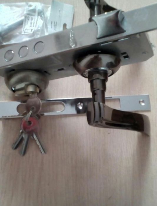Продам  врезной  замок.