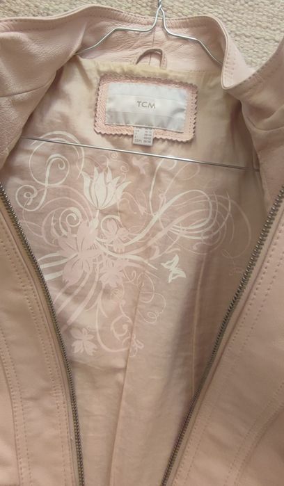 Продавам дамско кожено яке цвят пудра