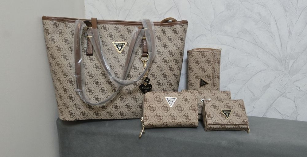 Guess , LV, Karl... дамски чанти и раници, клъч и портмонета, кардхолд