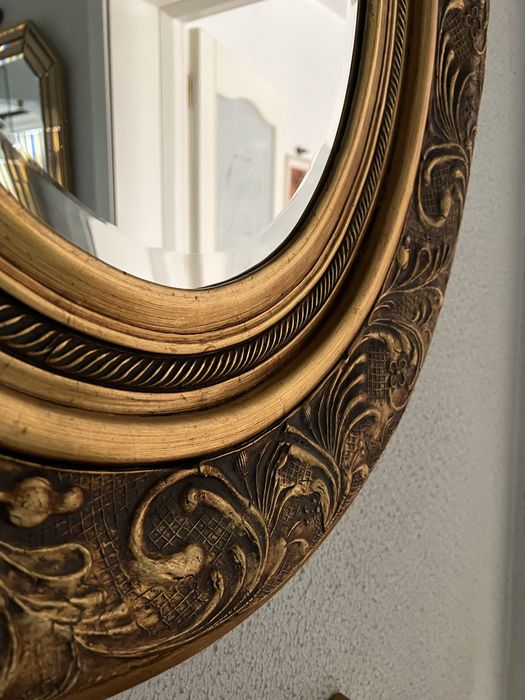 Oglindă ovală decorativă cu ramă aurie sculptată stil baroc (bizotată)