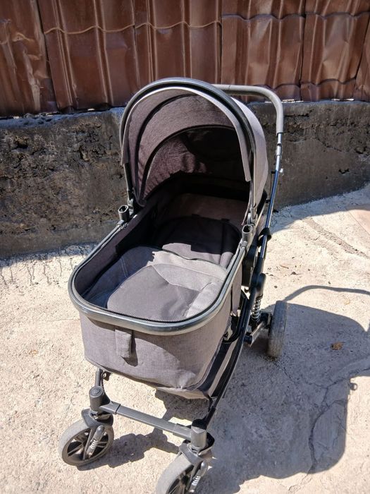 Продам универсальную  коляску 3 в 1