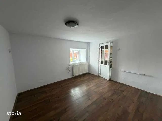 Casa 3 camere singur in curte