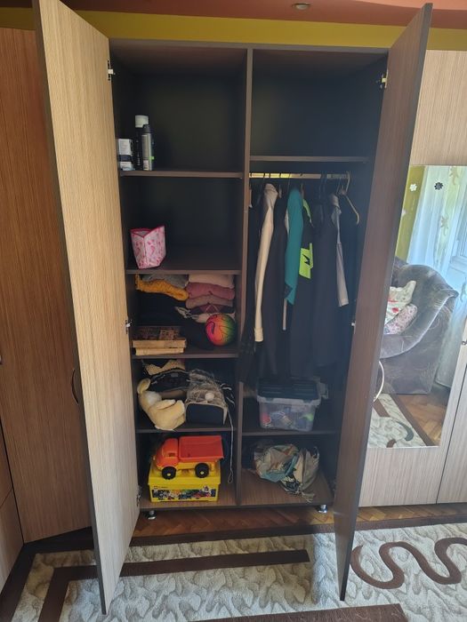 Vând șifonier pe colt