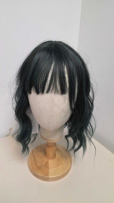 Perucă HAIRCUBE bob ondulat verde închis cu breton, sintetică