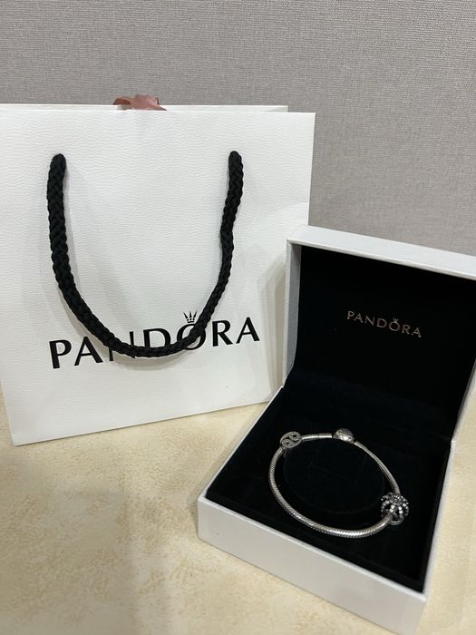 Продам оригинал браслет Pandora с шармами