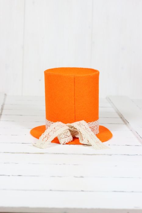 Palarie decorativa din fetru cu panglica din dantela