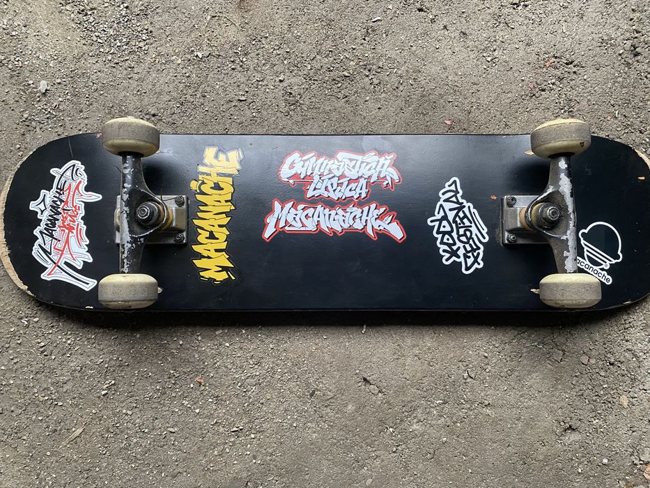 skateboard cu stickere macanache
