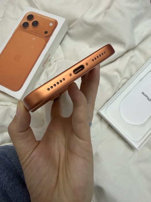 Продам iPhone 17 Pro Max Orange