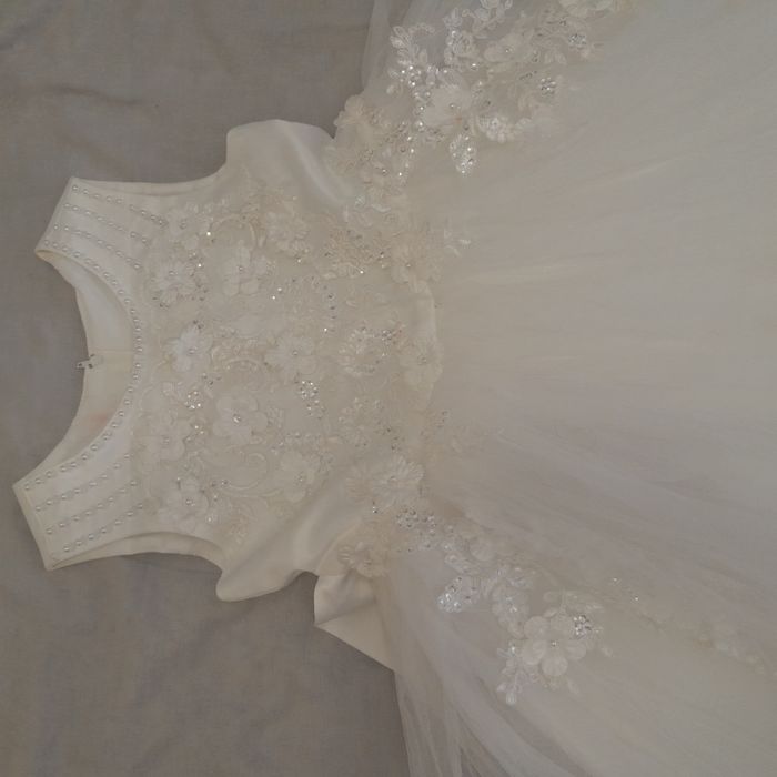 Бяла шаферска рокля