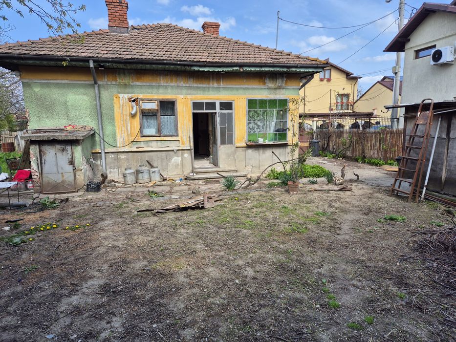 Vand teren ultra central cu casa ce necesita renovari