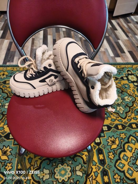 Продам кроссовки новые