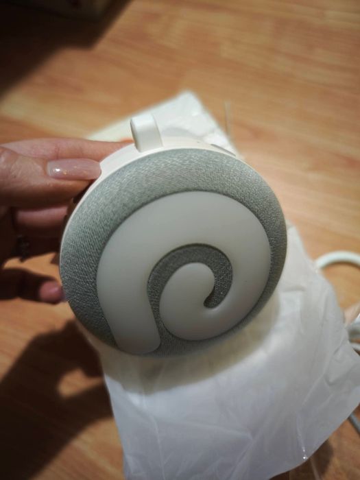 Уред за бял шум и нощна лампа