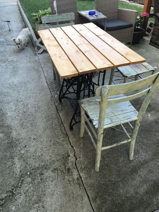 Маса от фигурален чугун с ретро столове