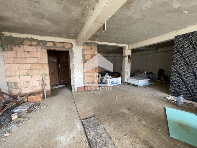 Eднофамилна новострояща се къща на три нива за продажба, с голям гараж