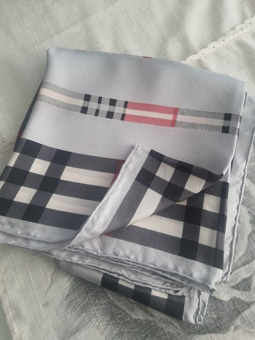 Burberry копринен шал