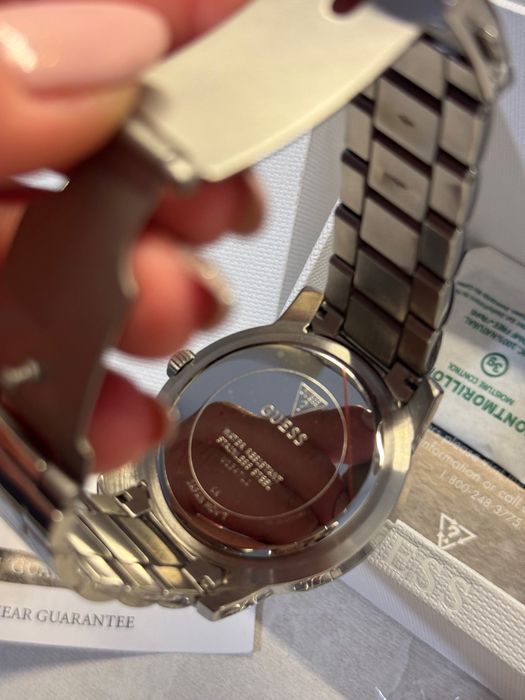 Кварцов часовник на Guess