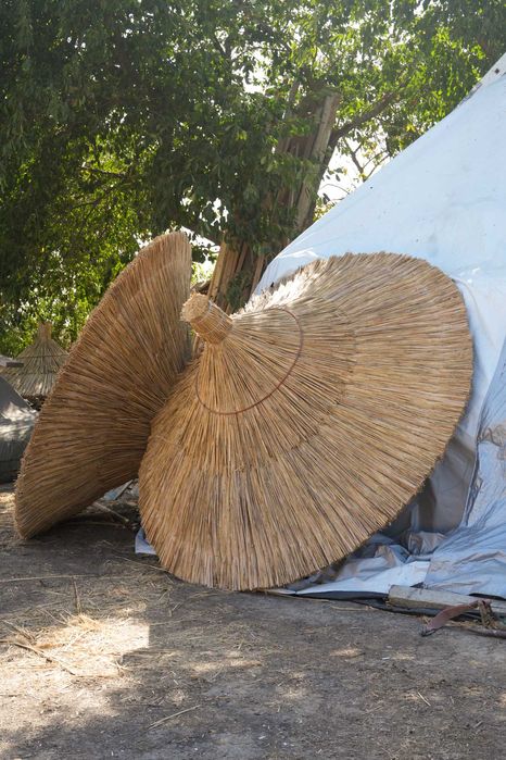 Umbrele din stuf cu cadru metalic