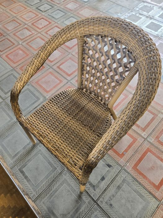 Ротанговый садовый стол и стулья