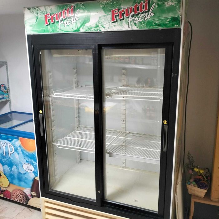 Vând vitrină băuturi, ladă de înghețată