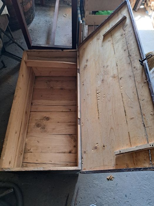 Голям стар дървен сандък