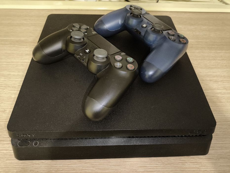 PS4 Slim – 2 джойстика + 3 игри