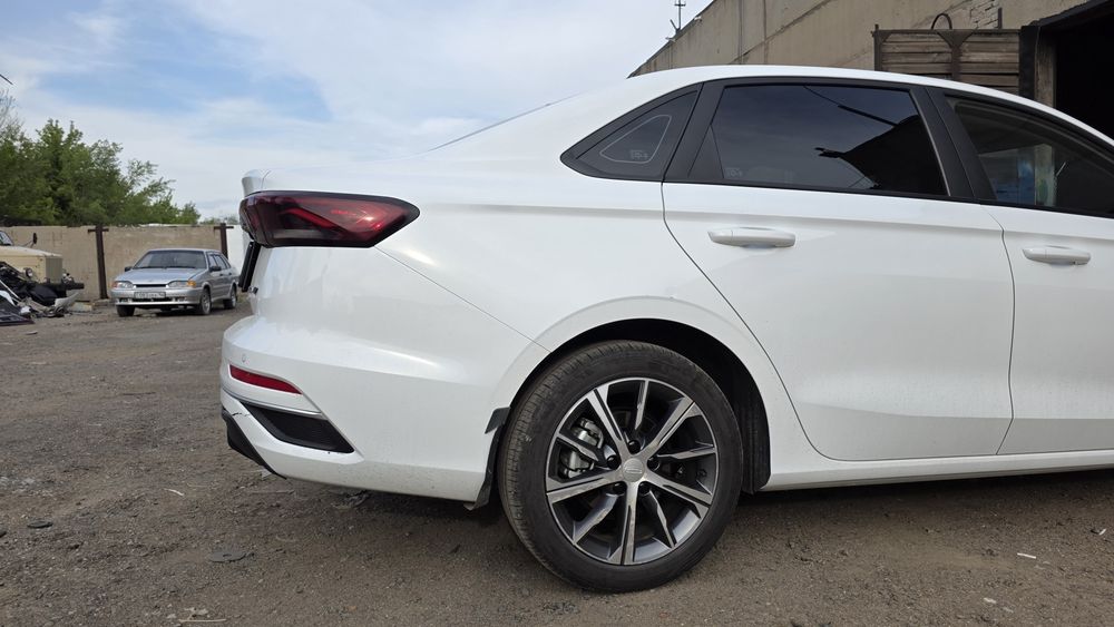 Продам задний бампер Geely Emgrand.