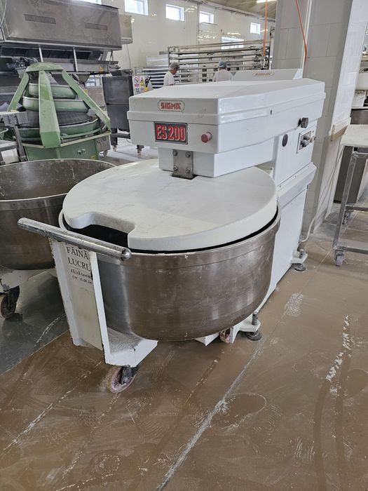 Malaxor aluat 200kg aluat si descarcator cuve