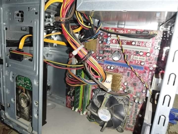 Офисный компьютер вместе с монитором