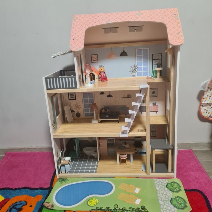 Casa de păpuși din lemn