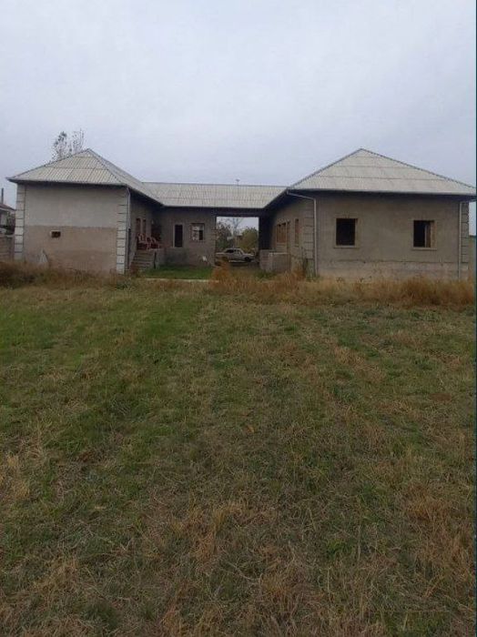 Uy sotiladi Roxat postidan 25 km 10 xonaliy uy gaz svet bor 1