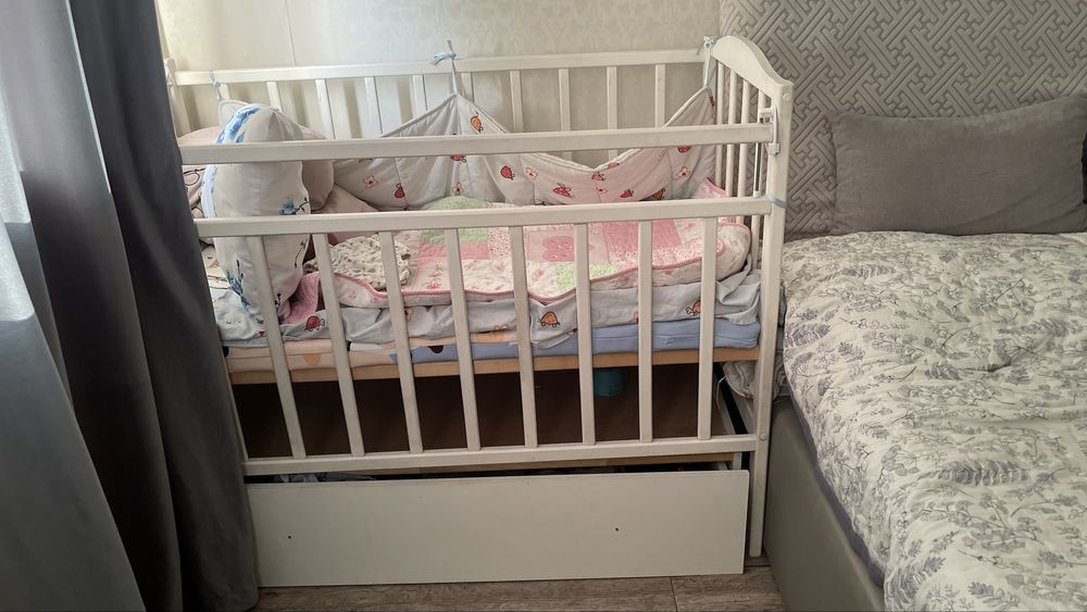 Продам белый манеж с задвижкой, бортики и еще один тонкий матрас в под