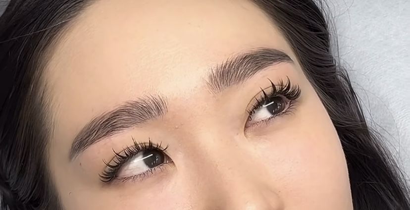 Наращивание ресниц и маникюр