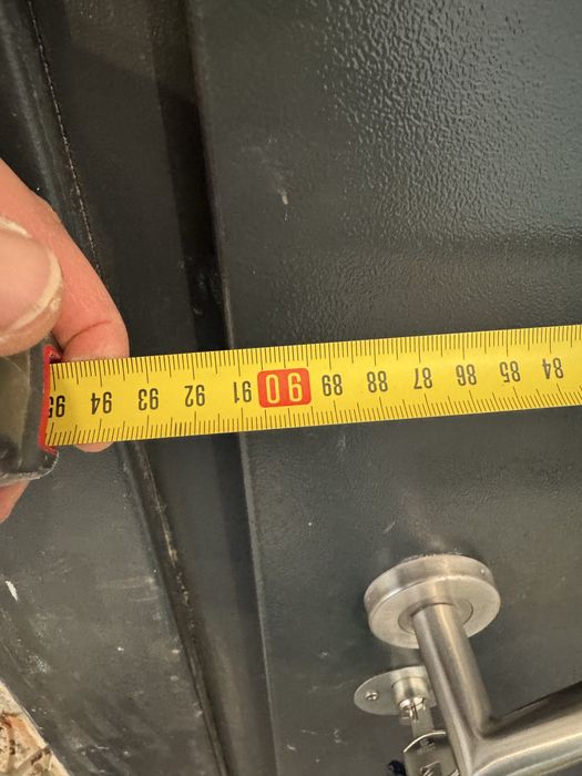 Метална блиндирана външна врата