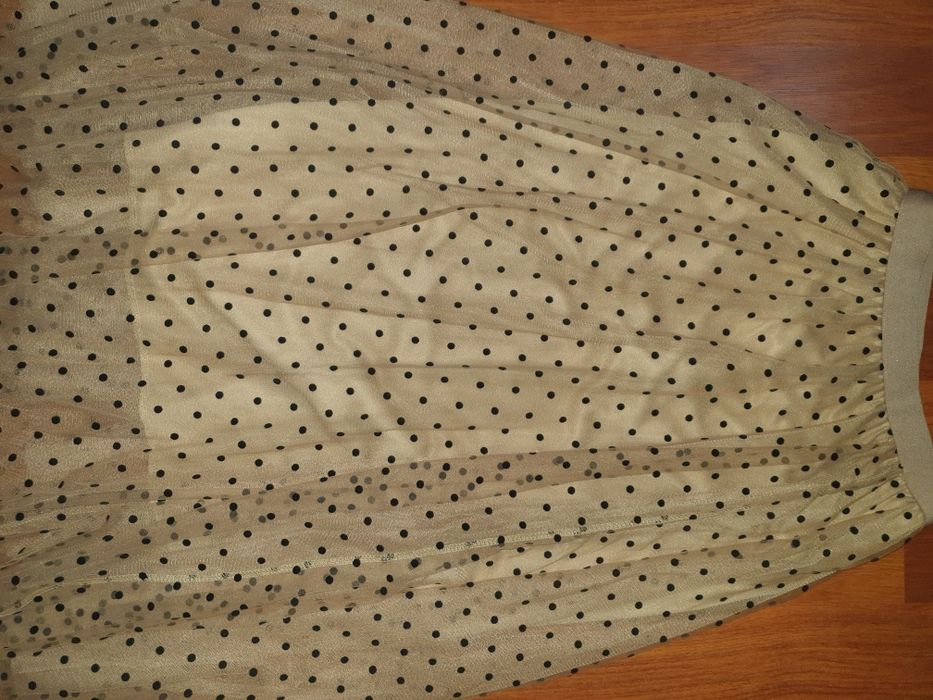 Vand fusta tulle crem cu buline negre din catifea S/M