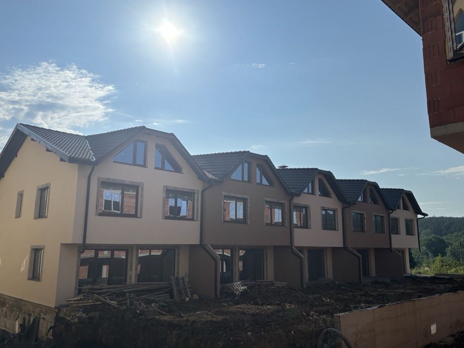 Продаваме 5 редови къщи