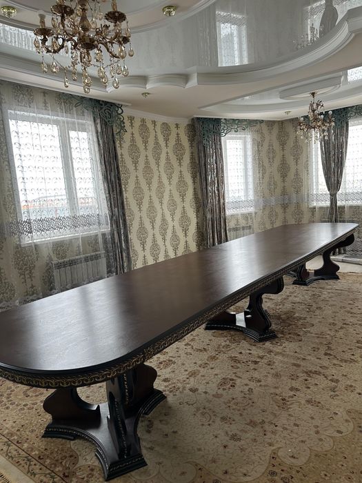 Дубовый стол со стульями на 26 человек.. 350000тг/ торг есть