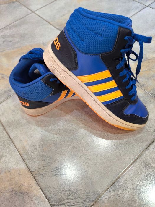 Маратонки Nike, Adidas