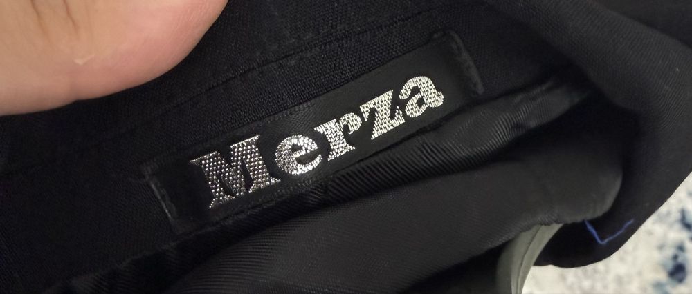 Продам костюмы новые