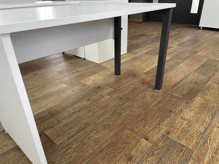 Продавам офис крака за бюро/маса – прахово боядисани