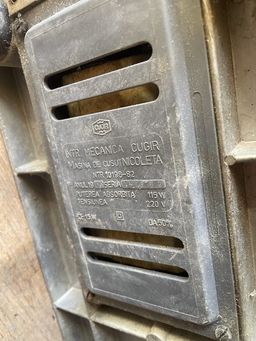 Mașini de cusut vintage fără masă