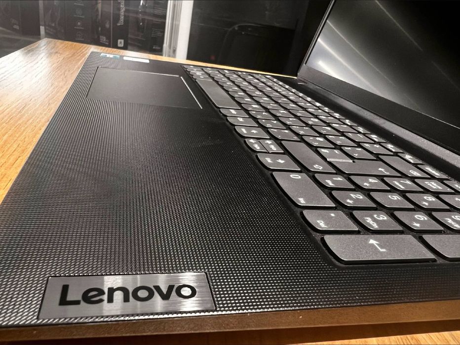 Срочно продам ноутбук Lenovo,цена договорная.