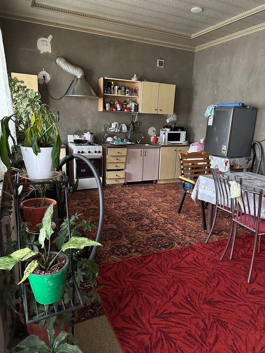 Uy sotiladi 
Xona: 9ta
Sanuzel: 2ta
Kotta oshxona alohida
Xammom alohi