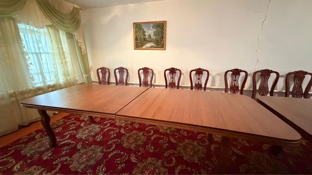 Продаю Стол и стулья для гостинной